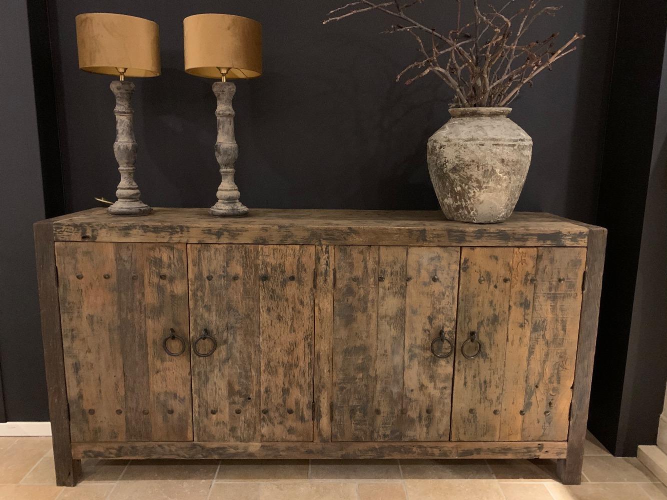 Dressoir robuust  met noppen 4 deurs