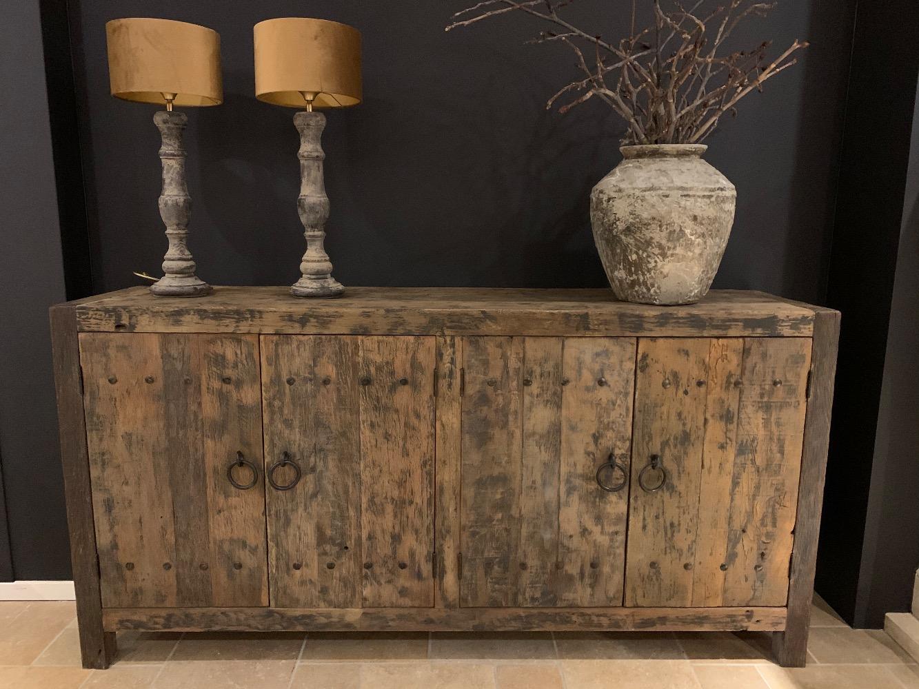 Dressoir robuust  met noppen 4 deurs