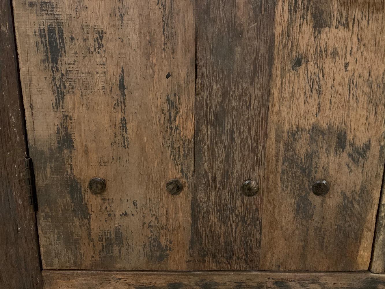 Dressoir robuust  met noppen 4 deurs