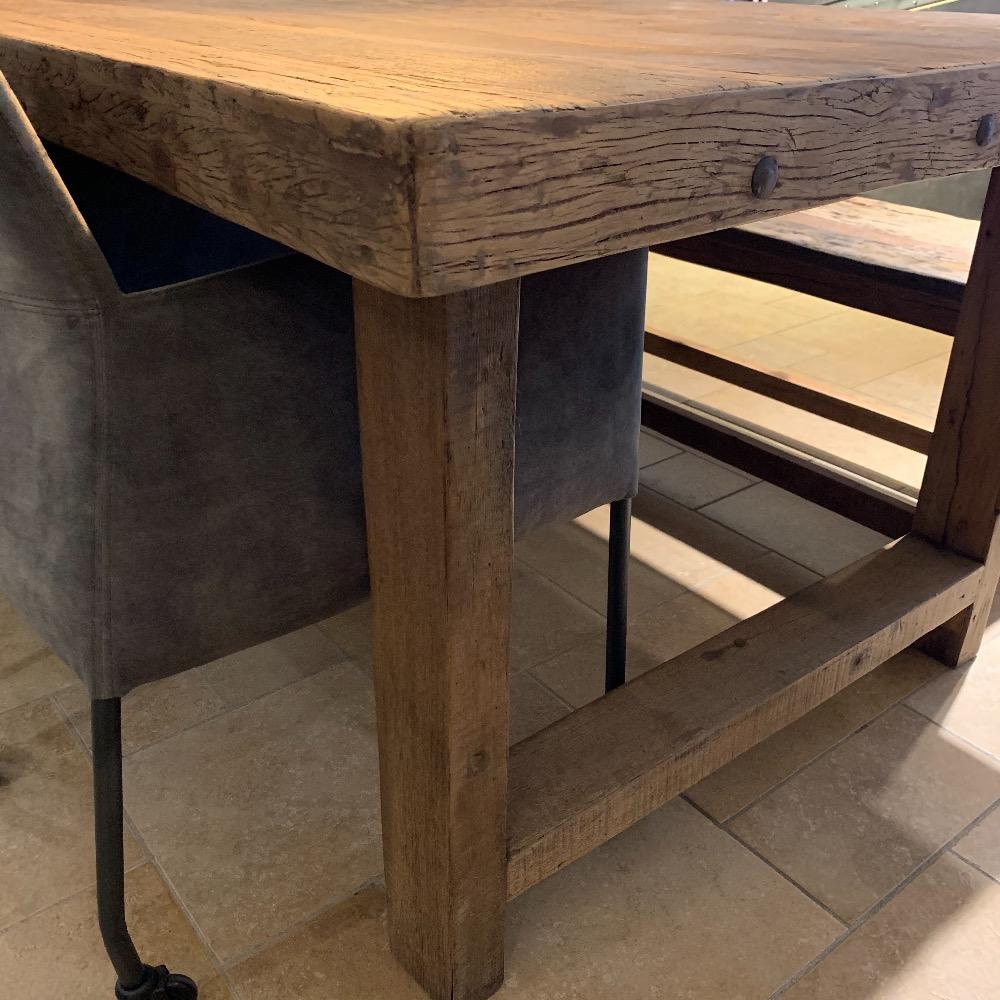 Eettafel robuust oud hout met houten poot