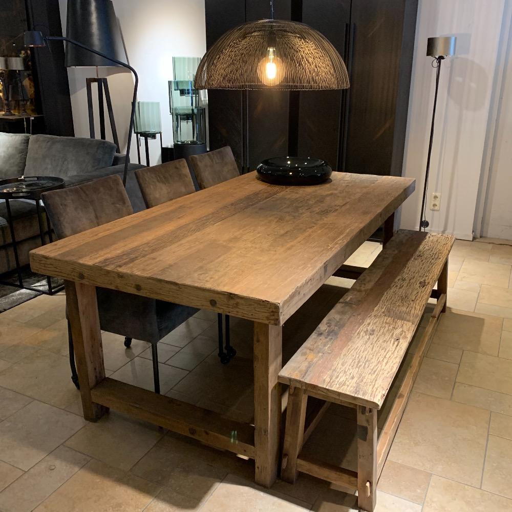 Eettafel robuust oud hout met houten poot