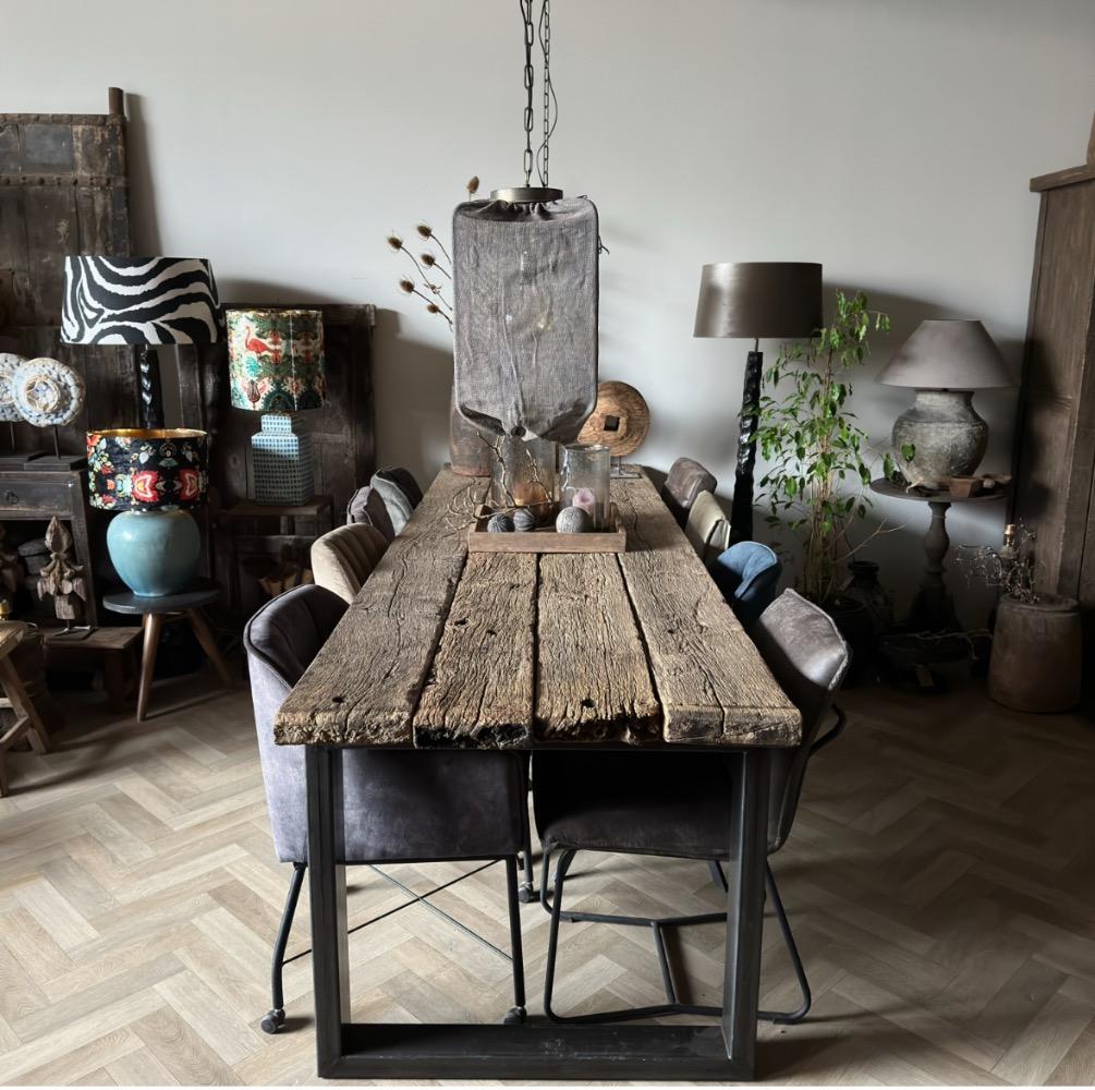 Gave stoere eikenhouten tafel met metaal onderstel 