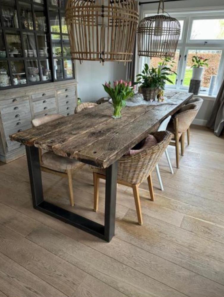 Gave stoere eikenhouten tafel met metaal onderstel 