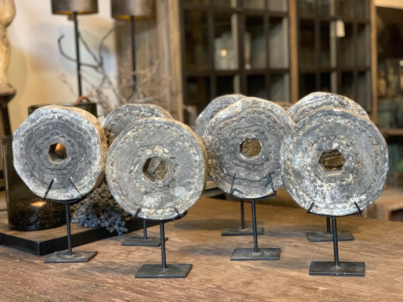 Ornament van steen op voet