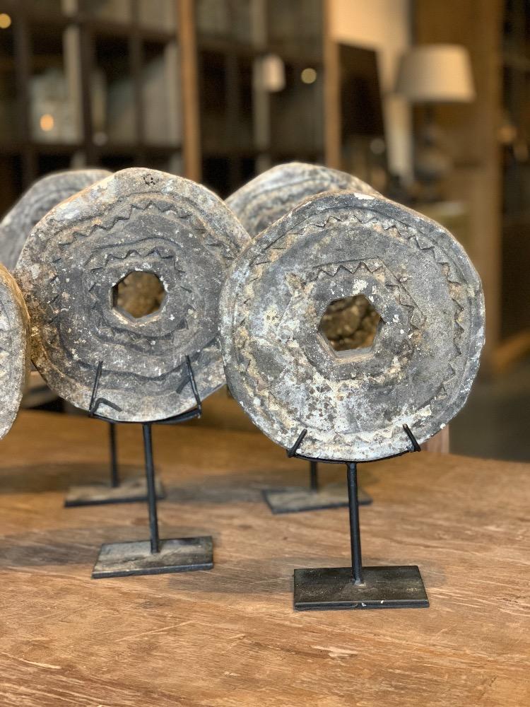 Ornament van steen op voet