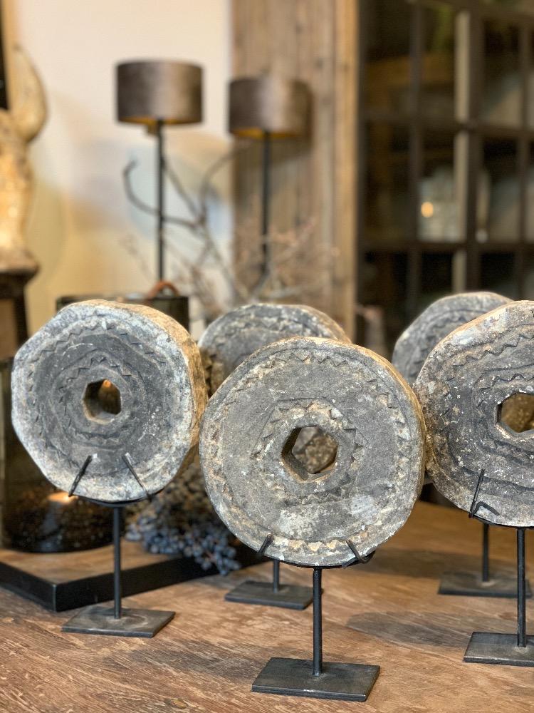 Ornament van steen op voet