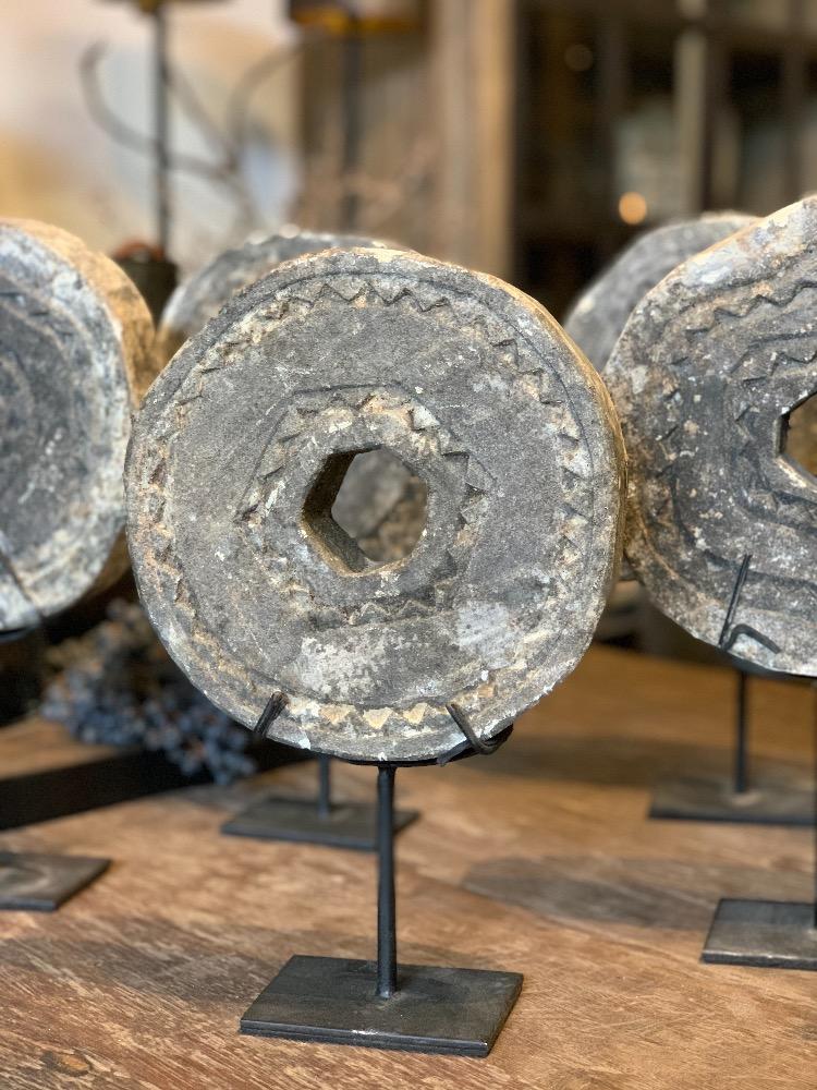 Ornament van steen op voet