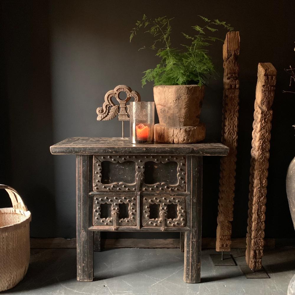 Oud antiek wabi sabi houten doorleefde zwart wandtafel 