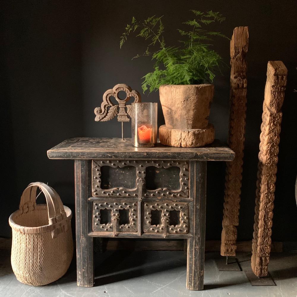 Oud antiek wabi sabi houten doorleefde zwart wandtafel 