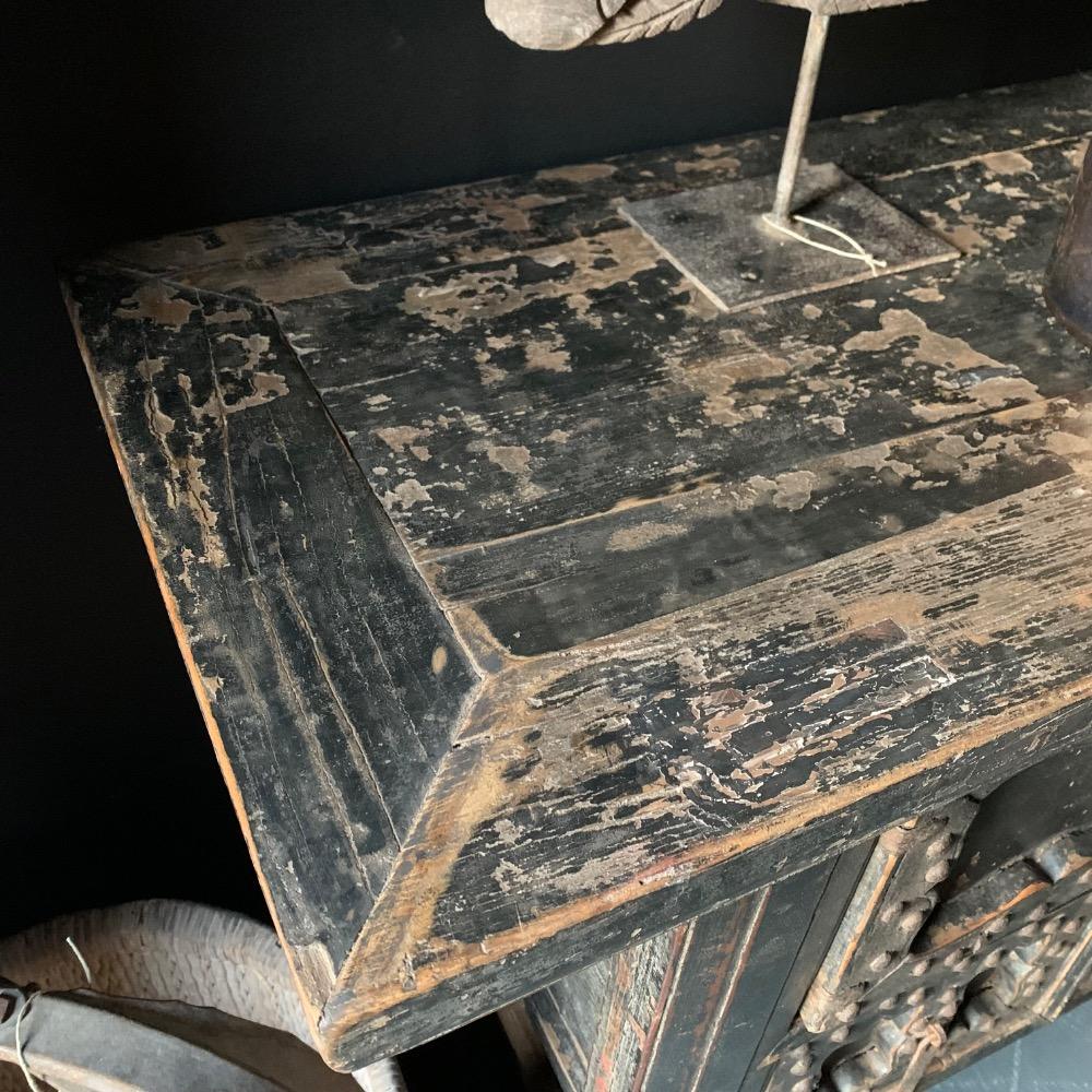 Oud antiek wabi sabi houten doorleefde zwart wandtafel 