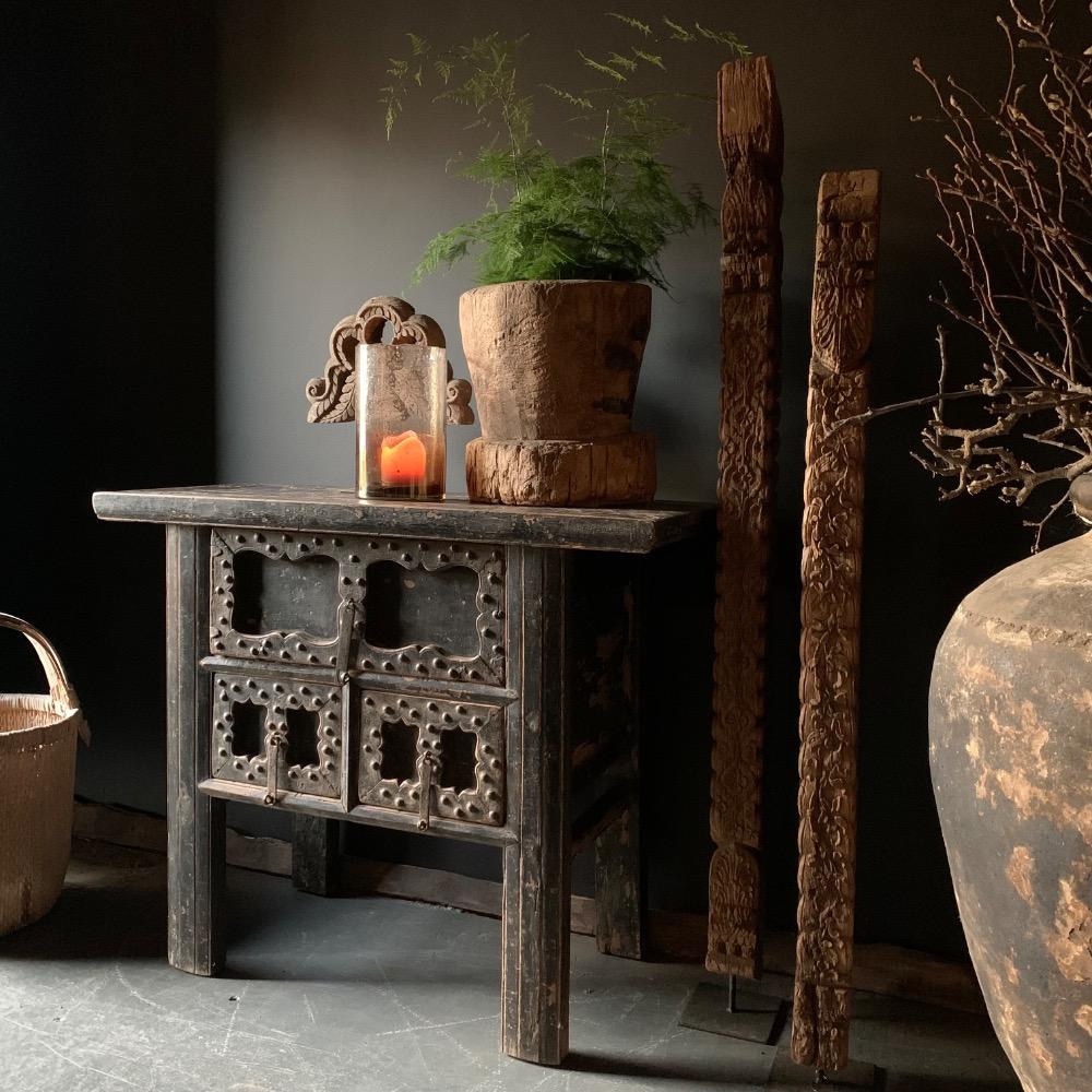 Oud antiek wabi sabi houten doorleefde zwart wandtafel 