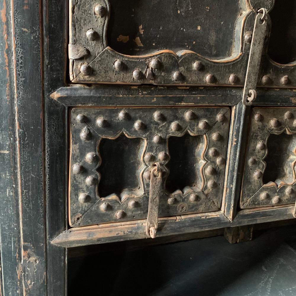 Oud antiek wabi sabi houten doorleefde zwart wandtafel 