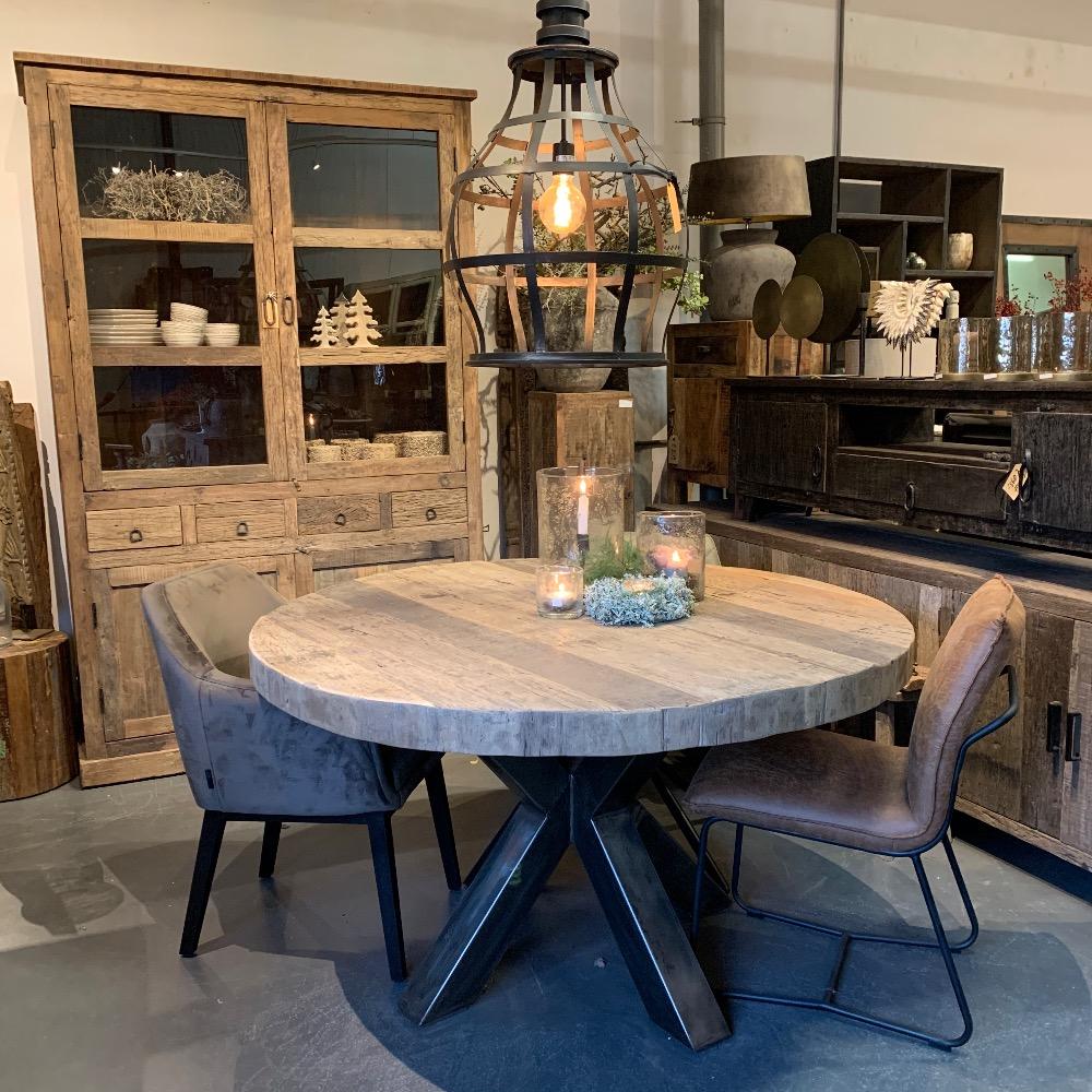 Robuuste ronde eettafel oud hout met ijzeren poot in metaal kleur.