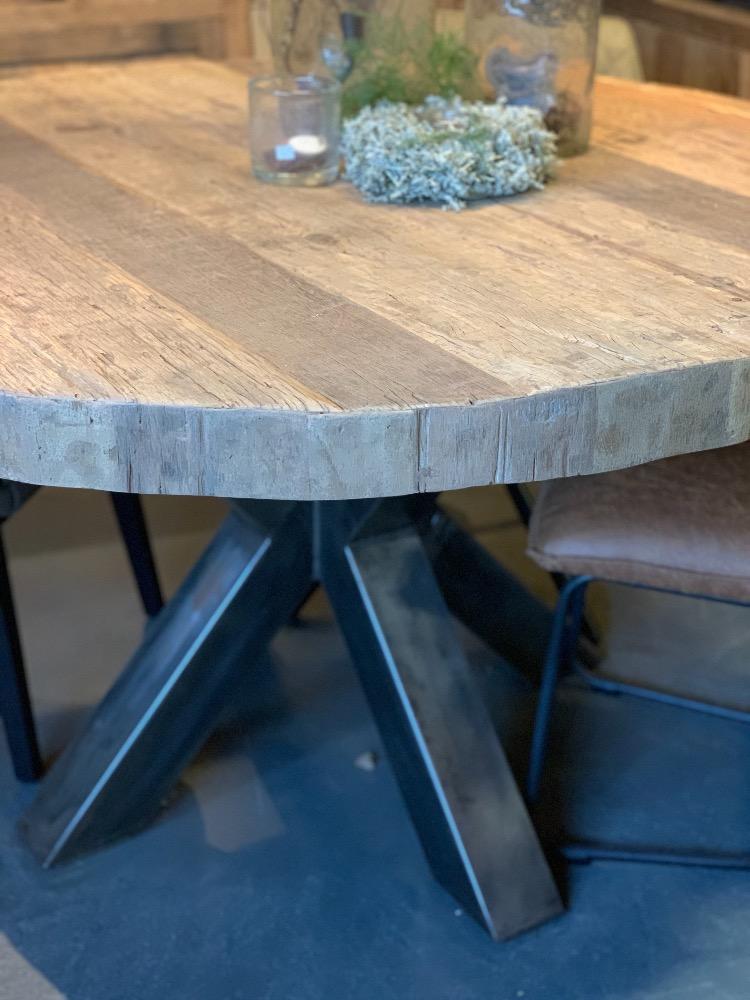 Robuuste ronde eettafel oud hout met ijzeren poot in metaal kleur.