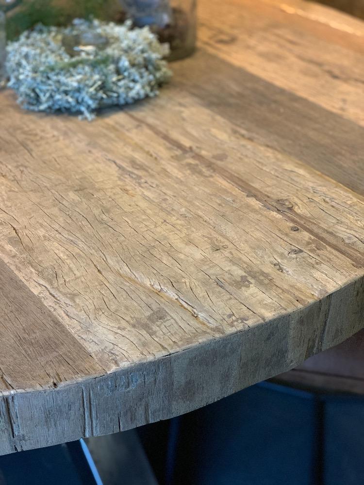 Robuuste ronde eettafel oud hout met ijzeren poot in metaal kleur.