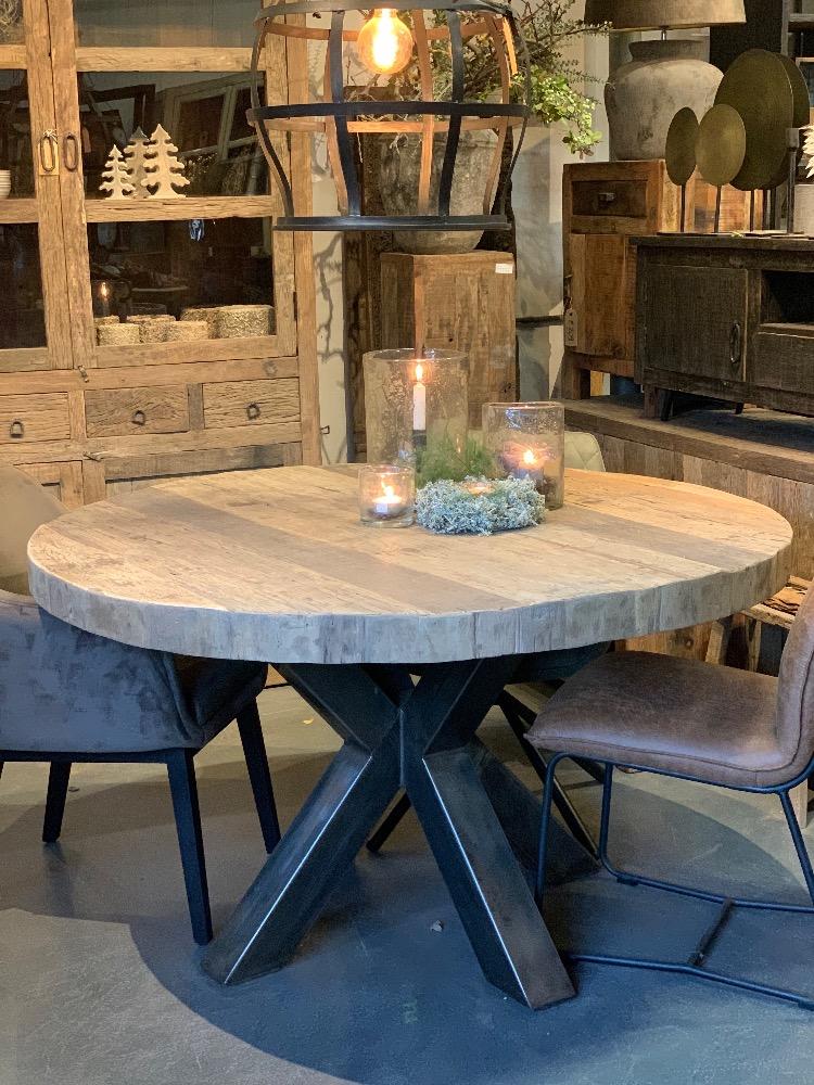 Robuuste ronde eettafel oud hout met ijzeren poot in metaal kleur.