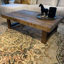 Robuuste salontafel met houten poot