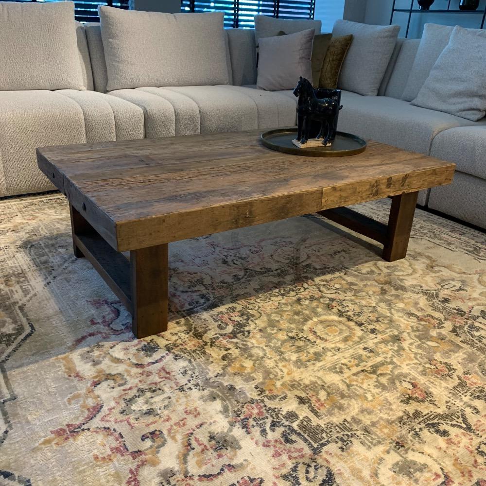 Robuuste salontafel met houten poot