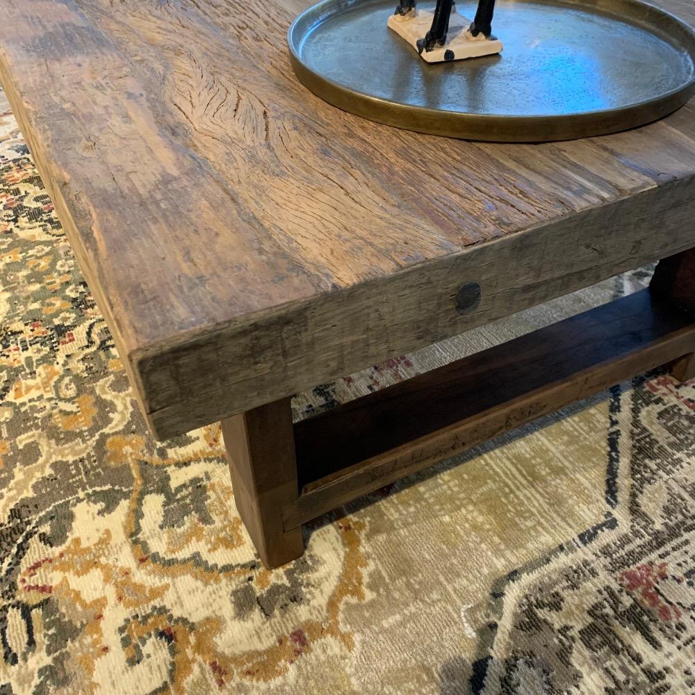 Robuuste salontafel met houten poot