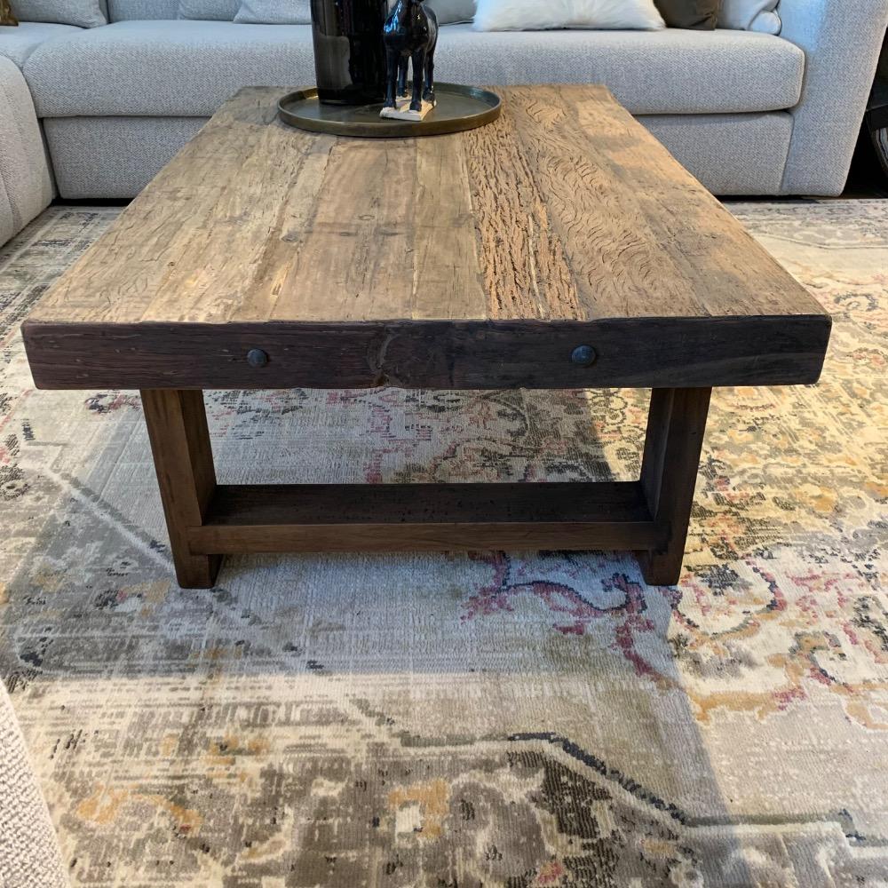 Robuuste salontafel met houten poot