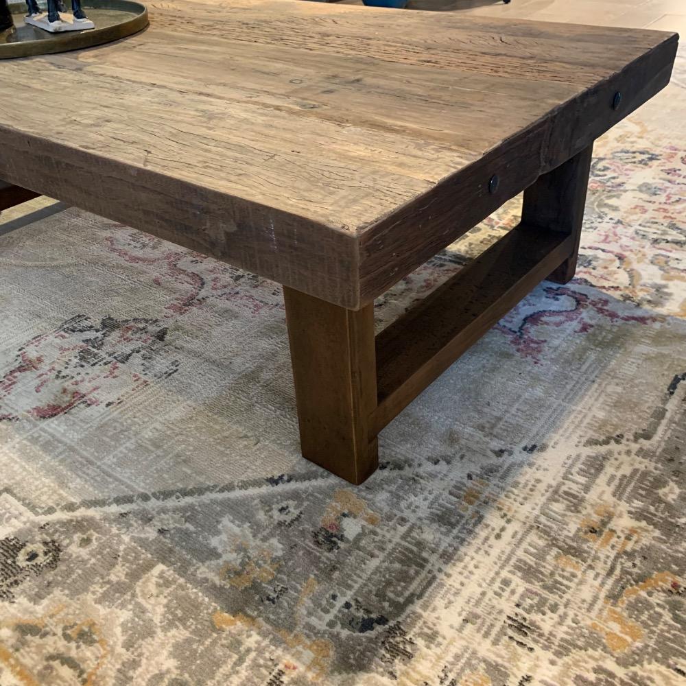 Robuuste salontafel met houten poot