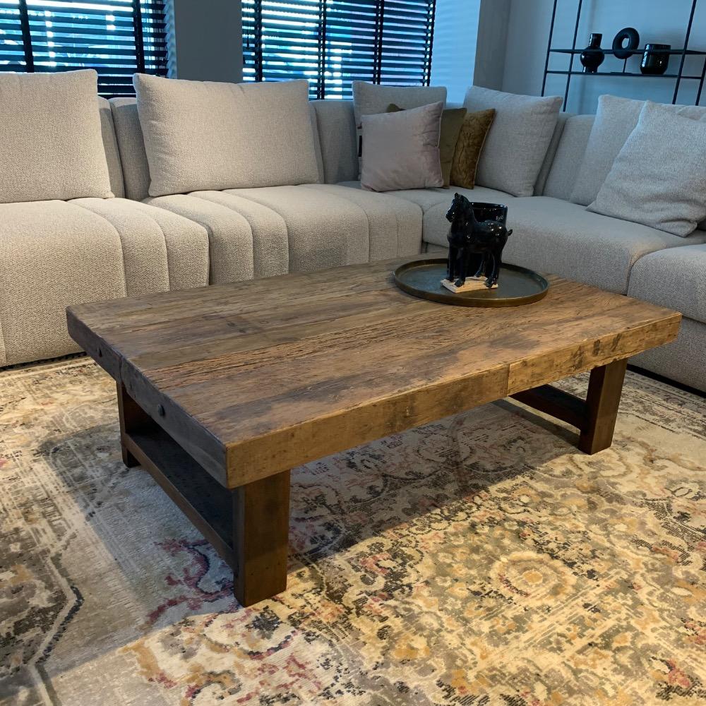 Robuuste salontafel met houten poot