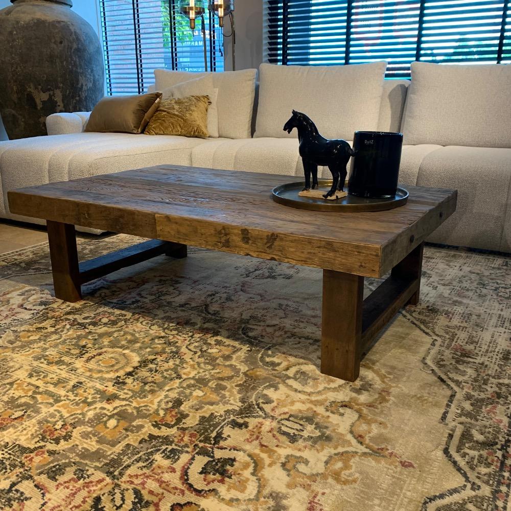 Robuuste salontafel met houten poot