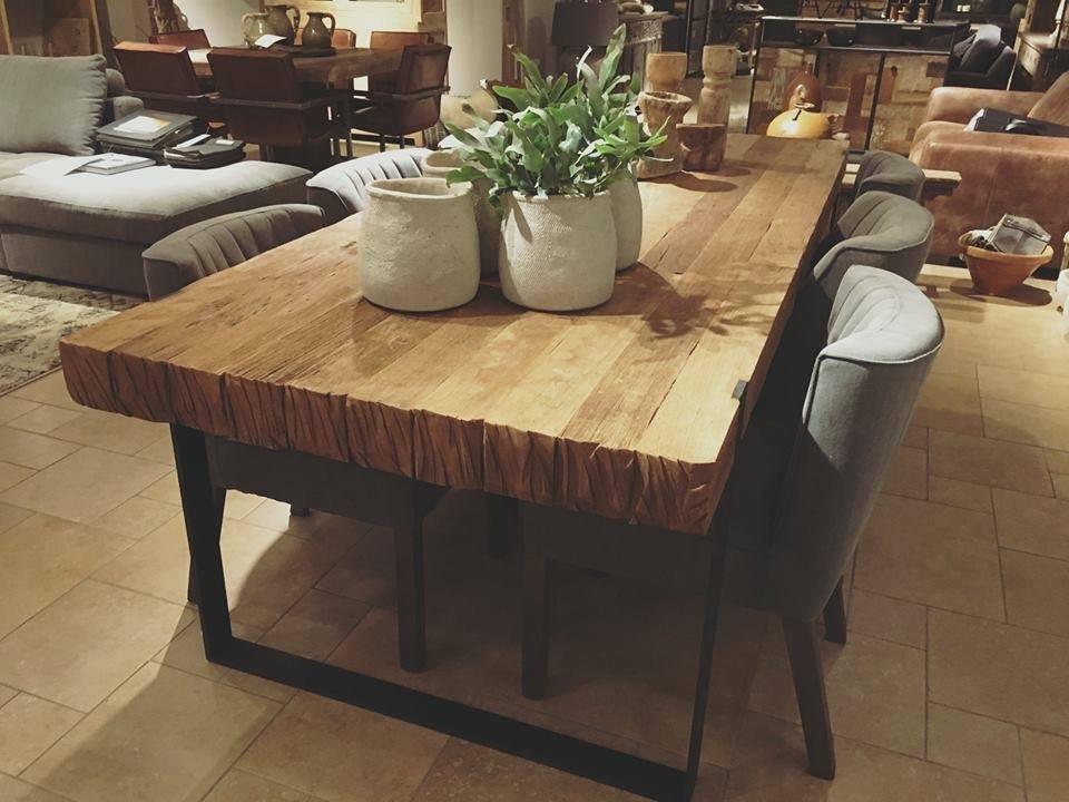 Robuuste teak tafel met een rustiek tafelblad , mooi gecombineerd met een industriële zwarte stalen onderstel