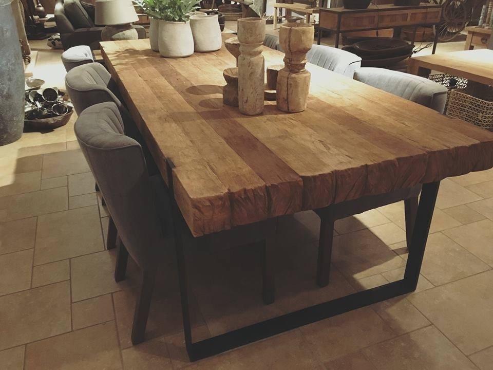 Robuuste teak tafel met een rustiek tafelblad , mooi gecombineerd met een industriële zwarte stalen onderstel