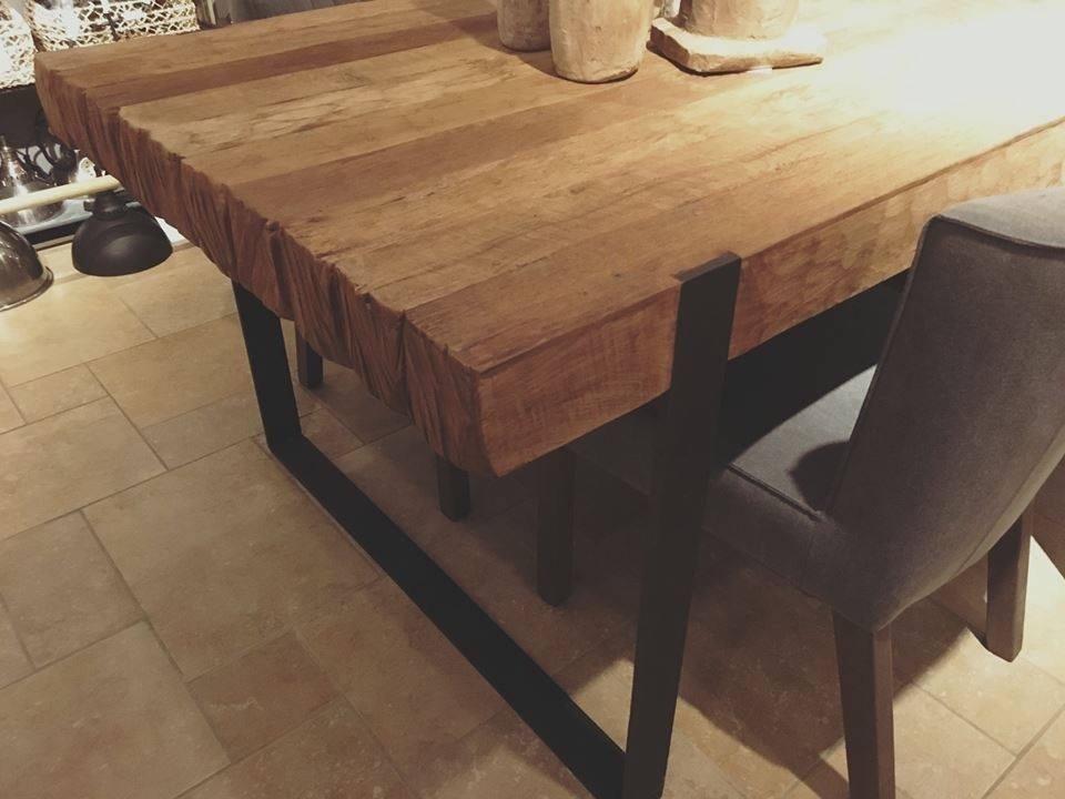 Robuuste teak tafel met een rustiek tafelblad , mooi gecombineerd met een industriële zwarte stalen onderstel