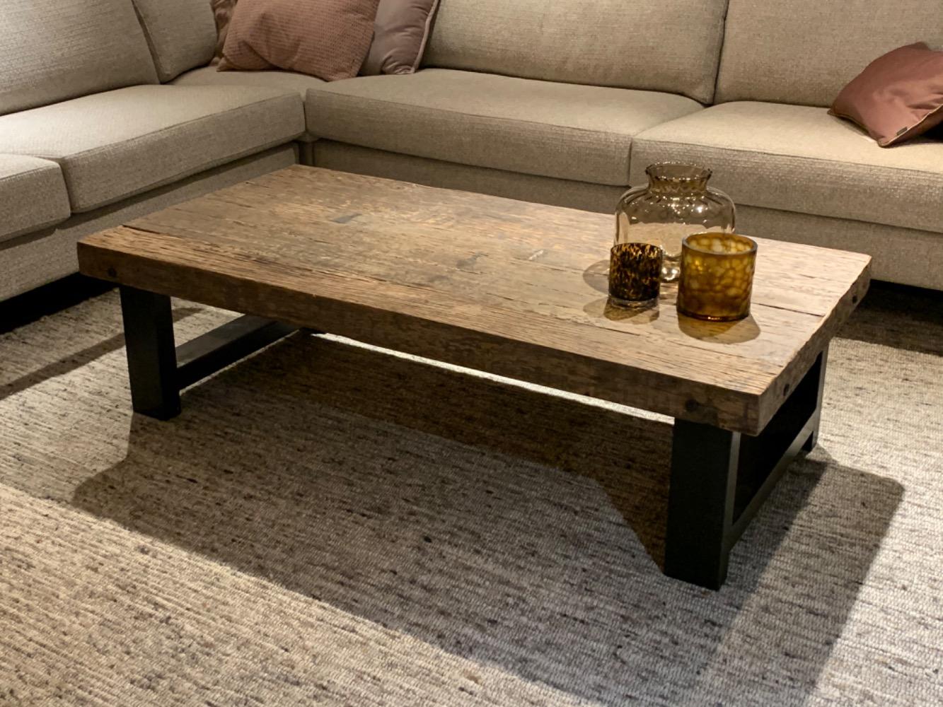 Salontafel van robuust hout