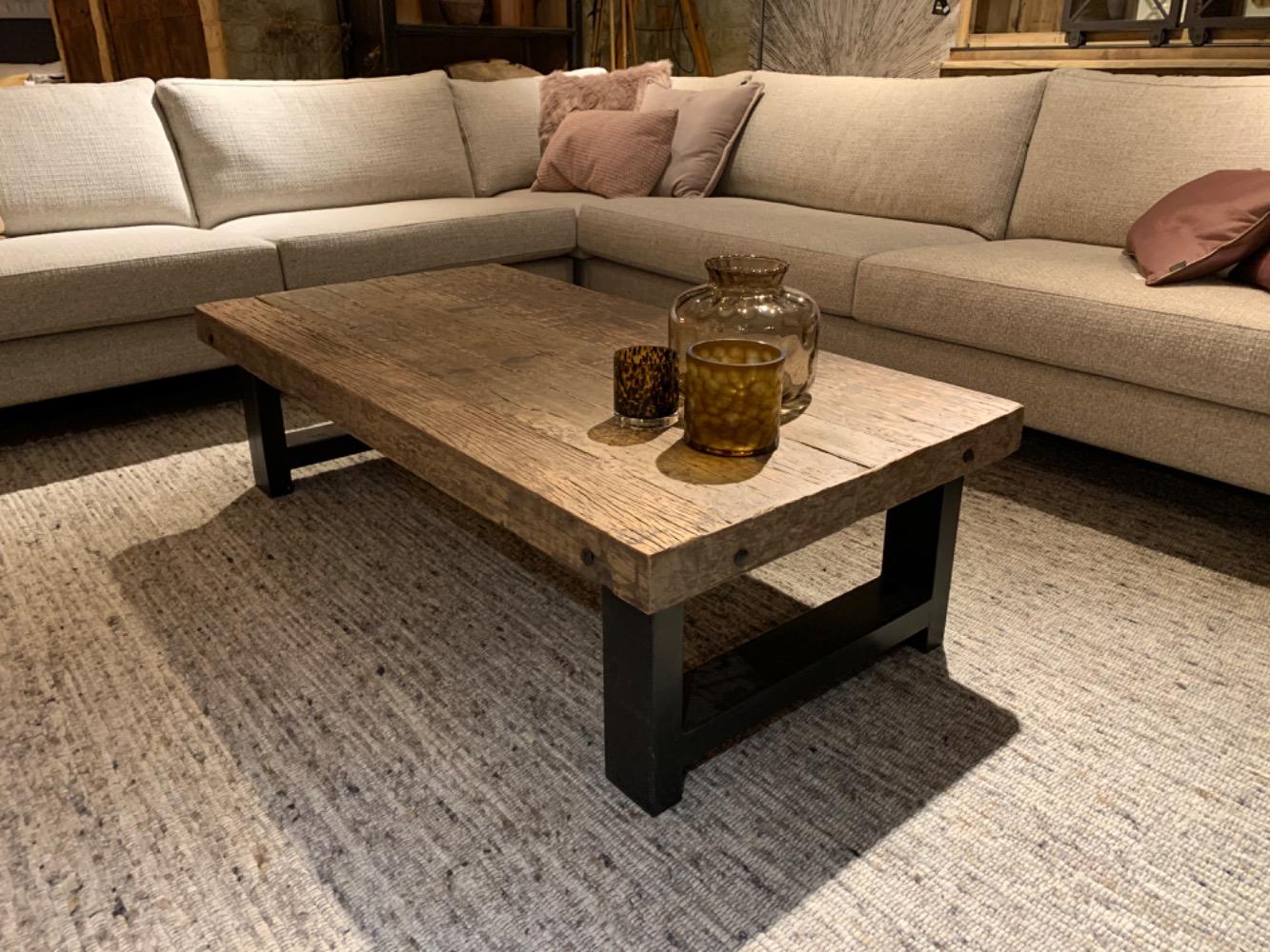 Salontafel van robuust hout