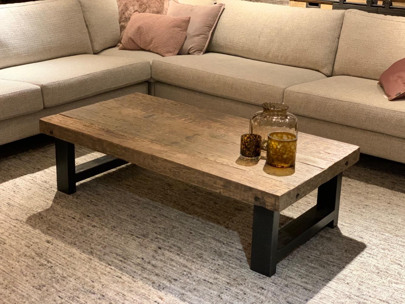Salontafel van robuust hout