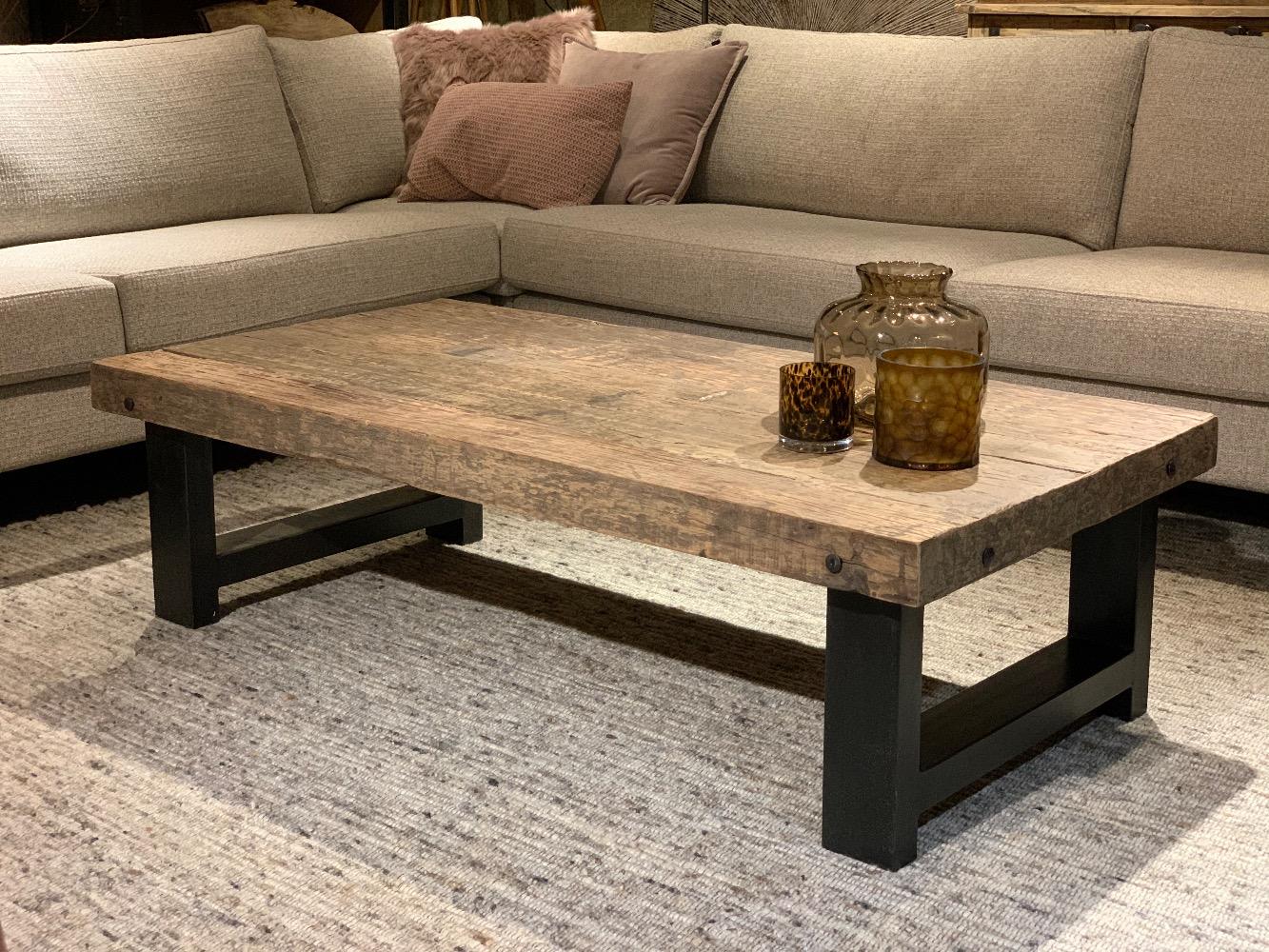 Salontafel van robuust hout