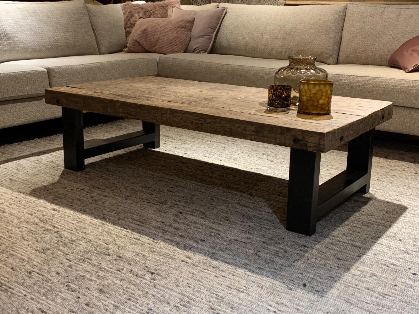 Salontafel van robuust hout