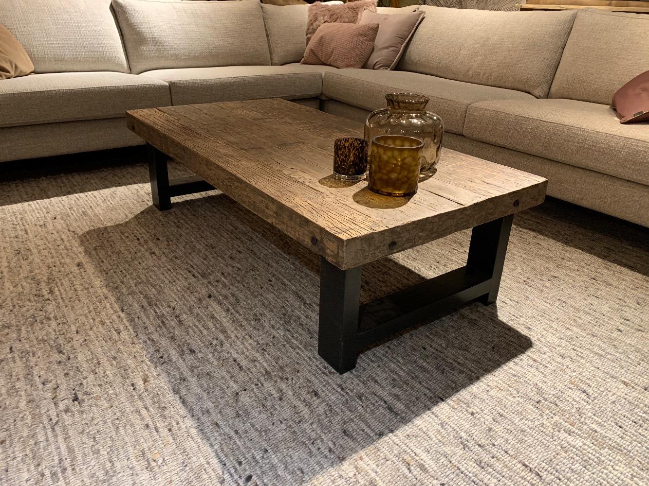 Salontafel van robuust hout