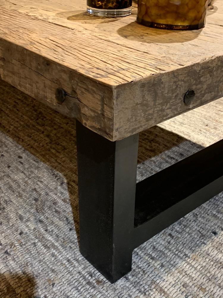 Salontafel van robuust hout