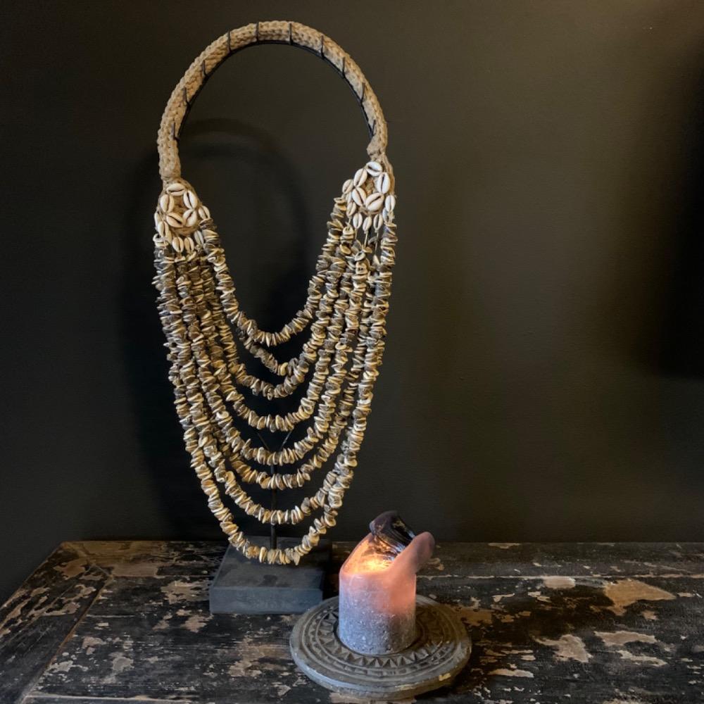 Schelpenketting op standaard 