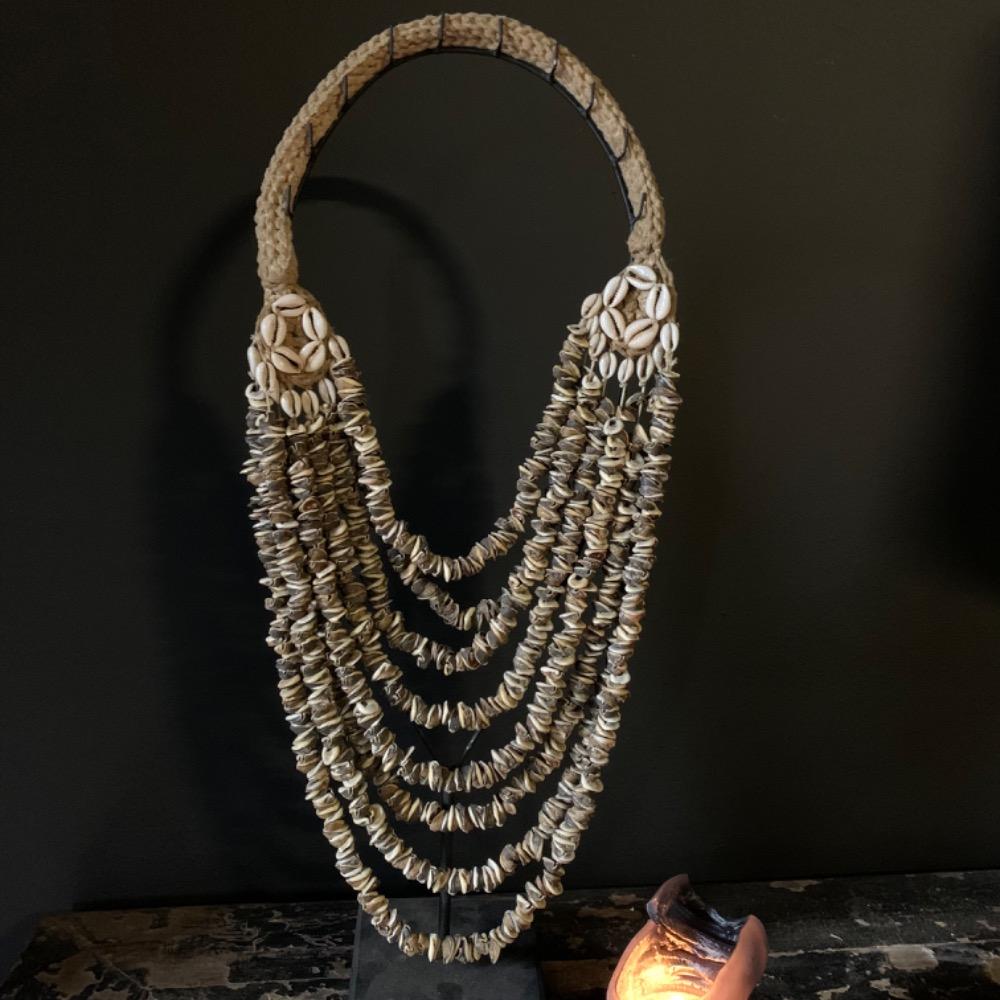 Schelpenketting op standaard 