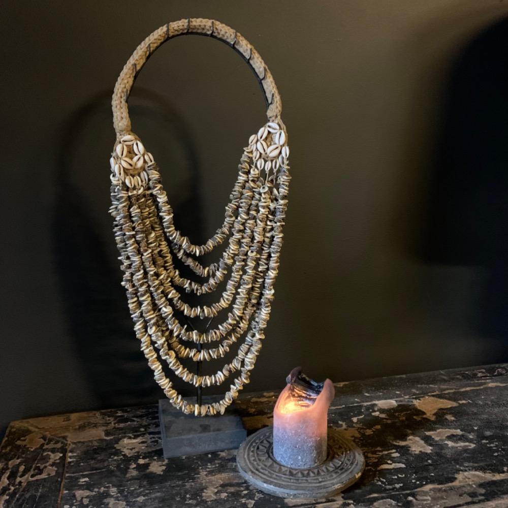 Schelpenketting op standaard 