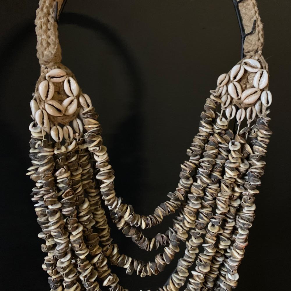 Schelpenketting op standaard 