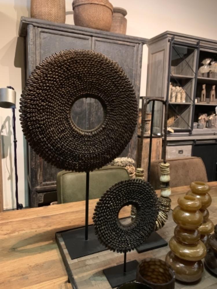 Schelpenkrans op standaard XL