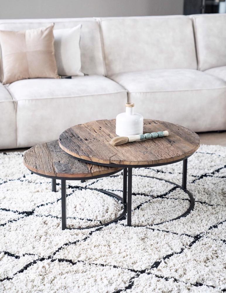 Set 2 unieke ronde salontafels van oud hout 