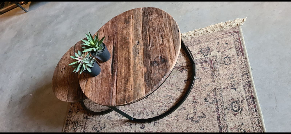 Set 2 unieke ronde salontafels van oud hout 
