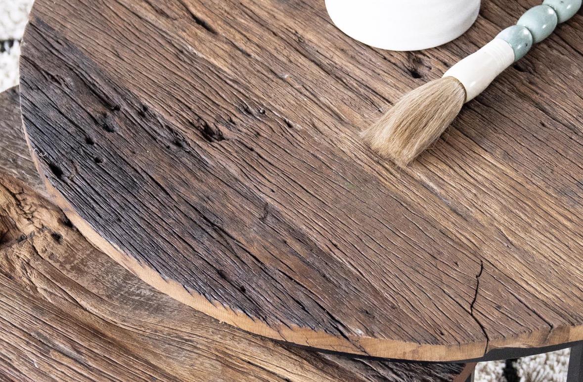 Set 2 unieke ronde salontafels van oud hout 