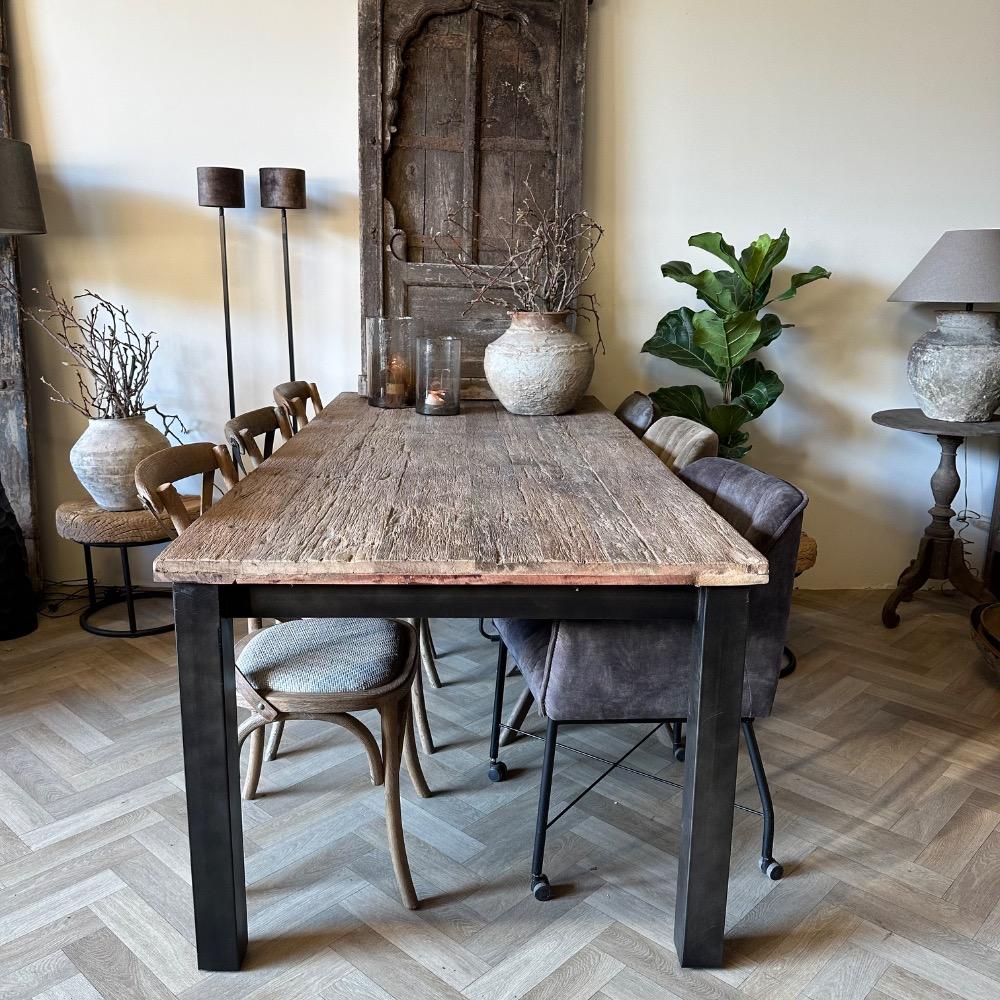 Stoere industriële eettafel met stalen poot