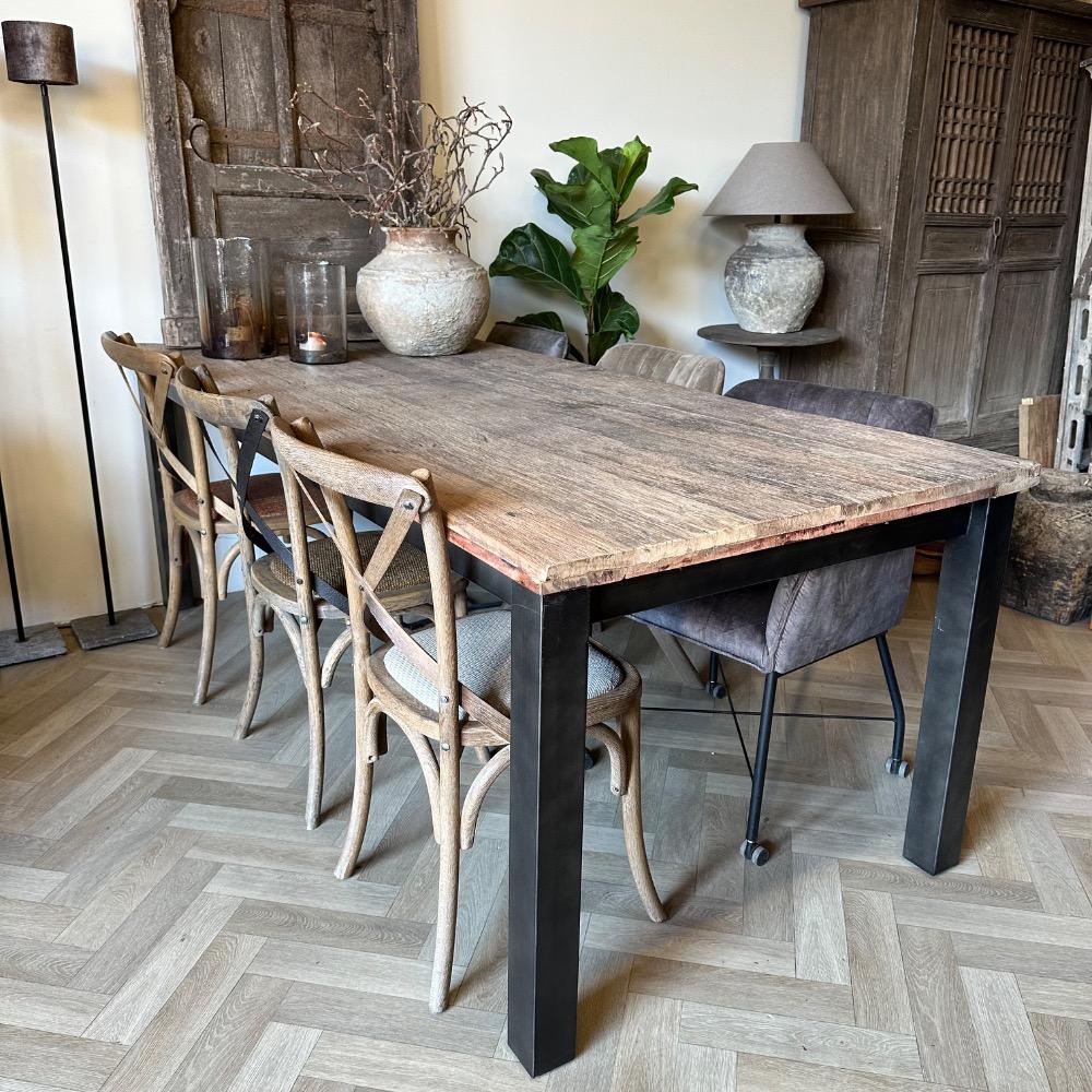 Stoere industriële eettafel met stalen poot