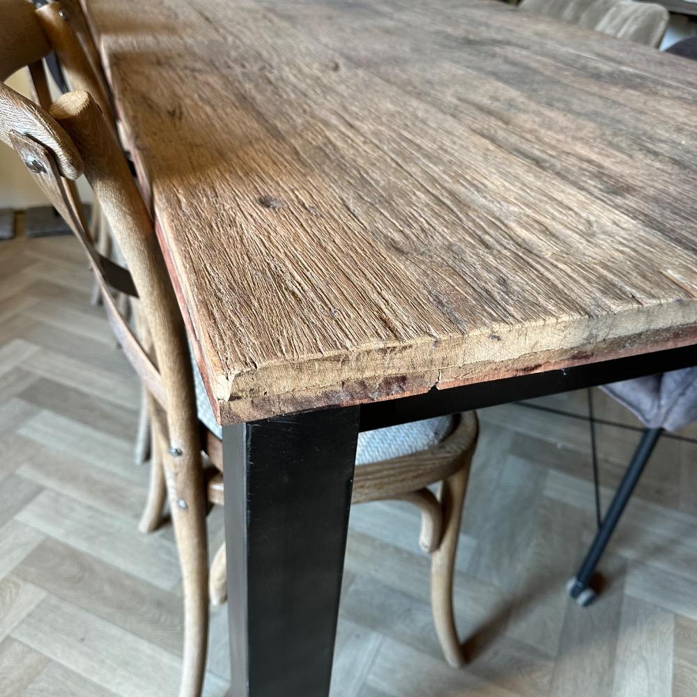 Stoere industriële eettafel met stalen poot