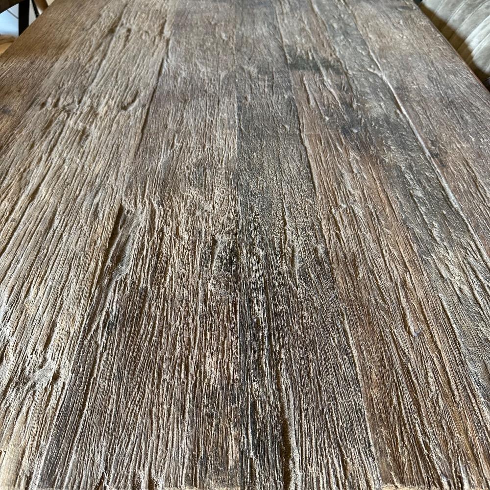Stoere industriële eettafel met stalen poot