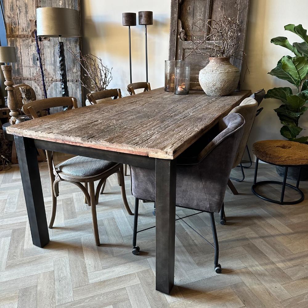Stoere industriële eettafel met stalen poot